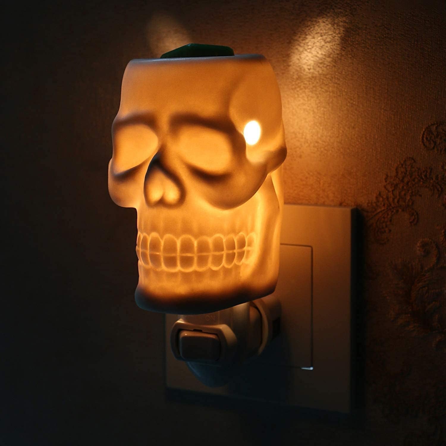 Skull Wax Warmer Plug in for Home Décor, Wax Warmer Night Light, Home Fragrance Diffuser, Bas-Relief Craft, 360 ° Rotatable 3-Prongs Plug, No Flame, with One More Bulb, Skull