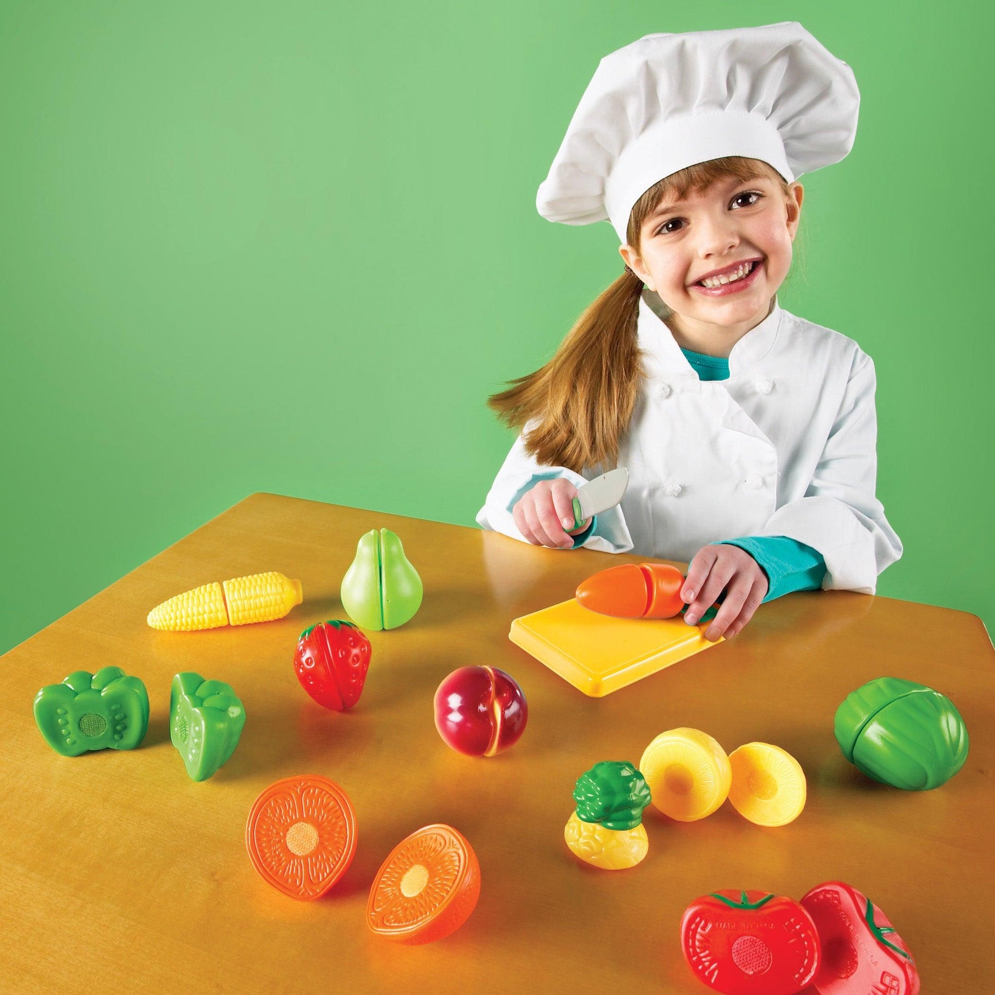 Pretend & Play® Sliceable Fruits & Veggies - Loomini